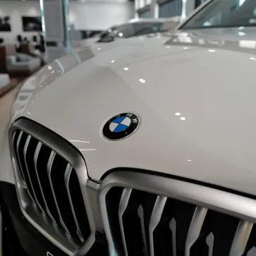 BMWのフロント（ホワイト）とエンブレム