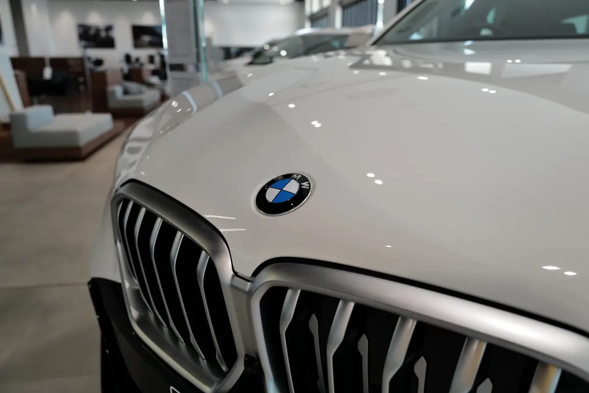 BMWのフロント（ホワイト）とエンブレム