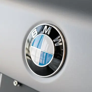 BMW M2の「BMW」バッジ