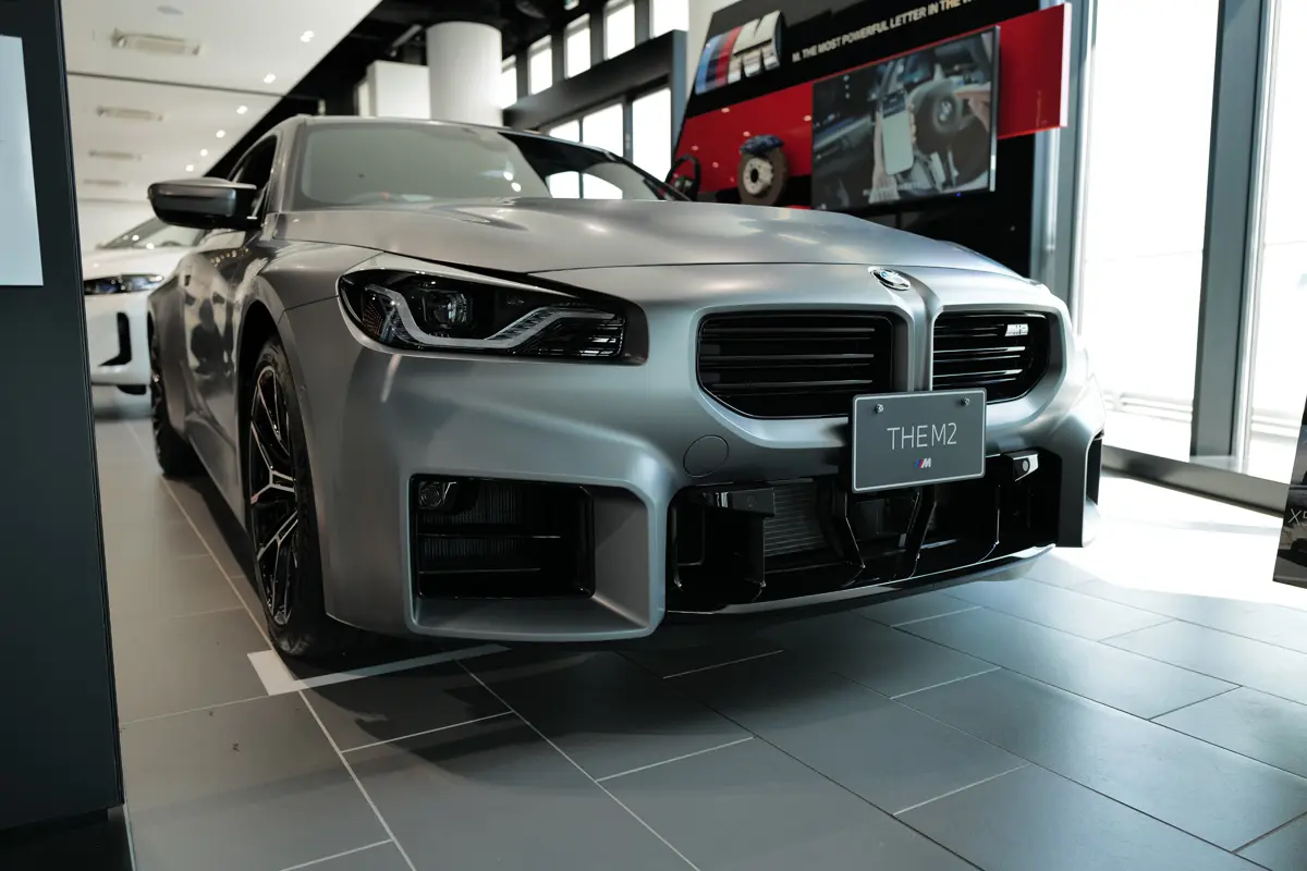 BMW M2のフロント（マットグレー）