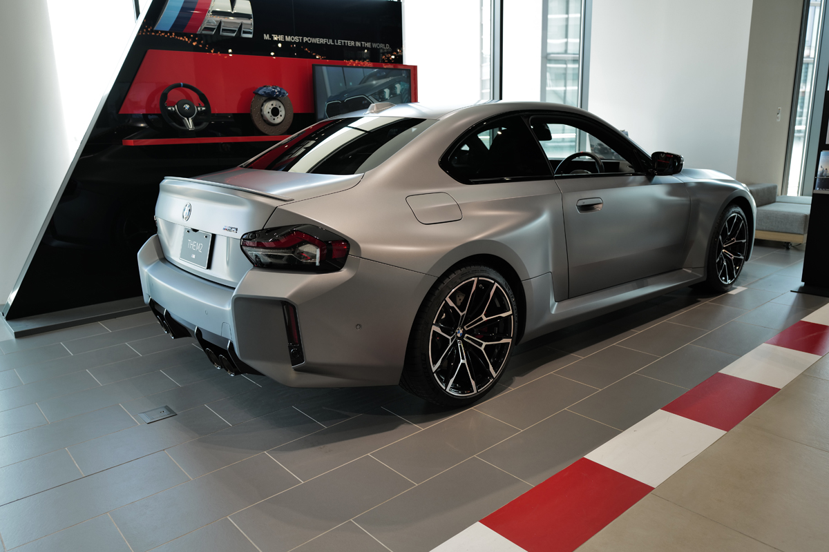 BMW M2(マットグレー)のリア(静止)