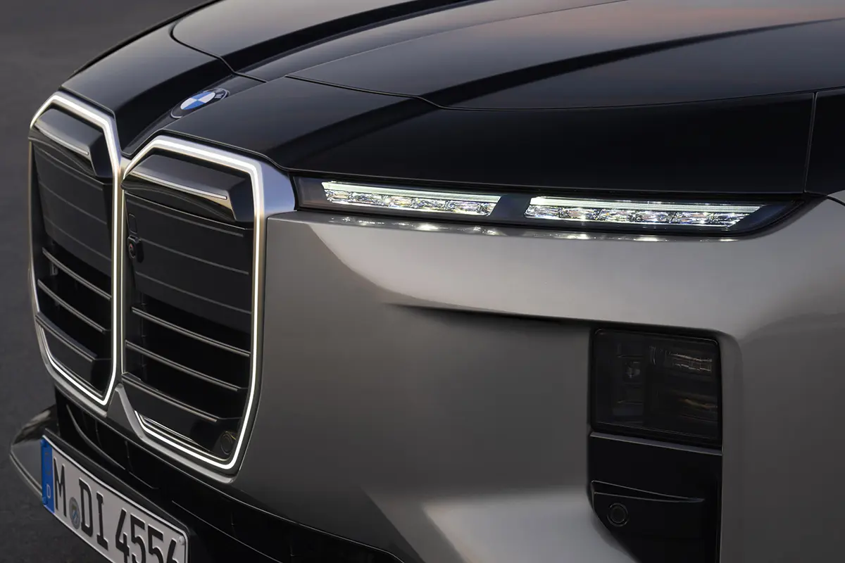 BMW 7シリーズ LCI（シルバー2トーン）～フロントとヘッドライト