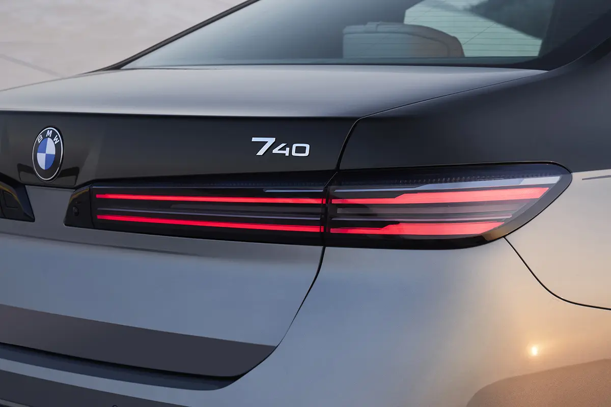 BMW 7シリーズ LCI（シルバー2トーン）～テールランプ