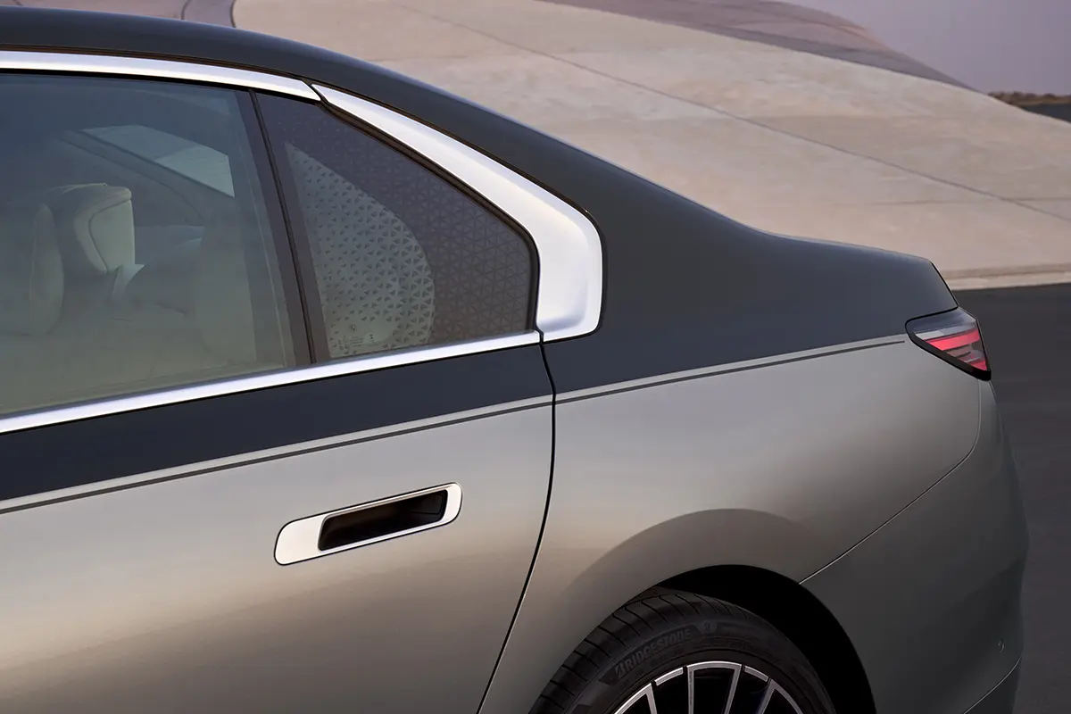 BMW 7シリーズ LCI（シルバー2トーン）～リアクォーターウインドウ