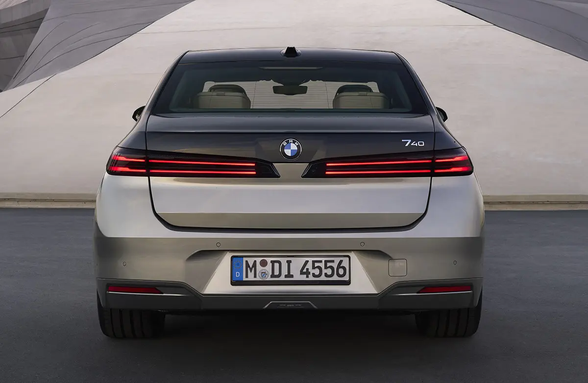 BMW 7シリーズ LCI（シルバー2トーン）～リア