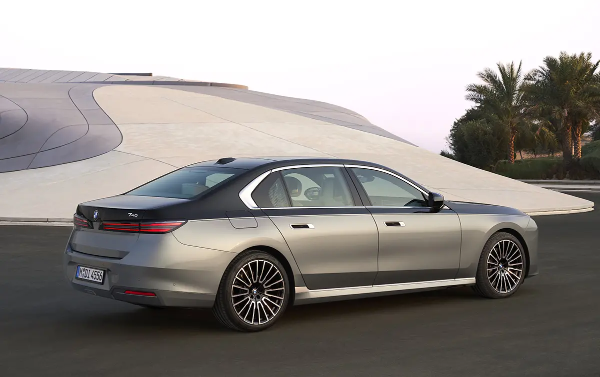 BMW 7シリーズ LCI（シルバー2トーン）～リアサイド