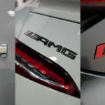 メルセデス・ベンツ「AMG」、BMW「M」、アウディ「RS」のバッジ