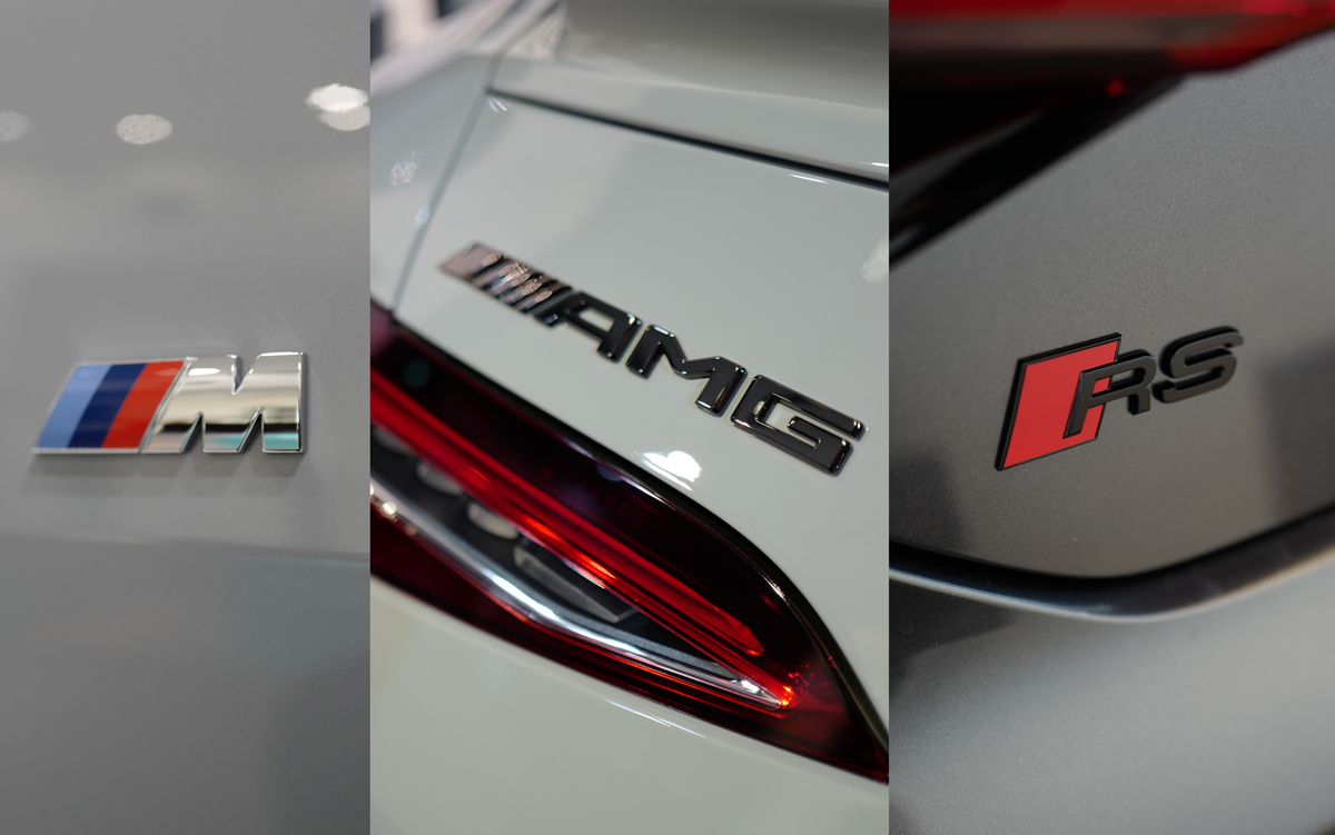 メルセデス・ベンツ「AMG」、BMW「M」、アウディ「RS」のバッジ