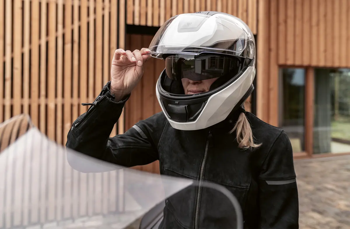 BMWのヘルメット「システム8」