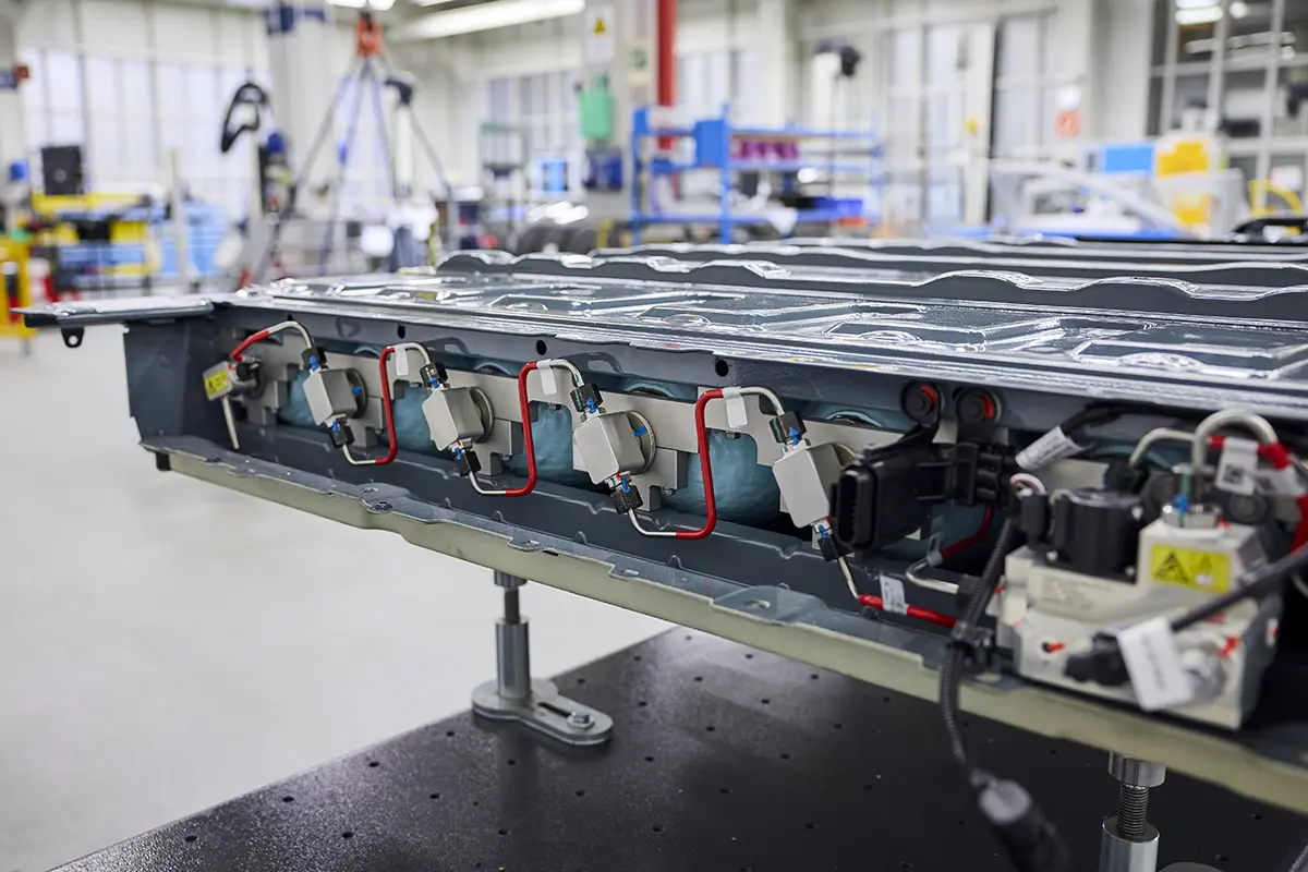 新型BMW iX5 Hydrogenに積まれる水素タンク(バルブ部)