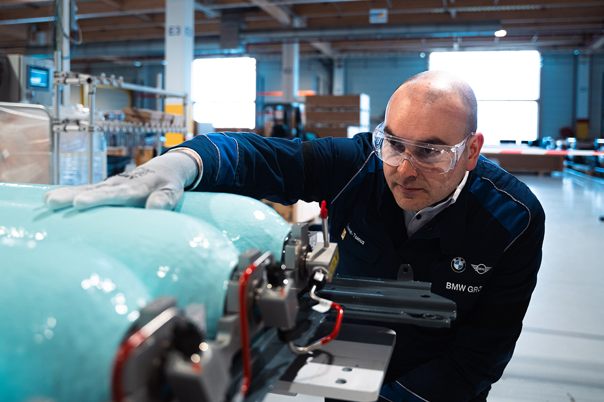 新型BMW iX5 Hydrogenに積まれる水素タンク~品質チェック