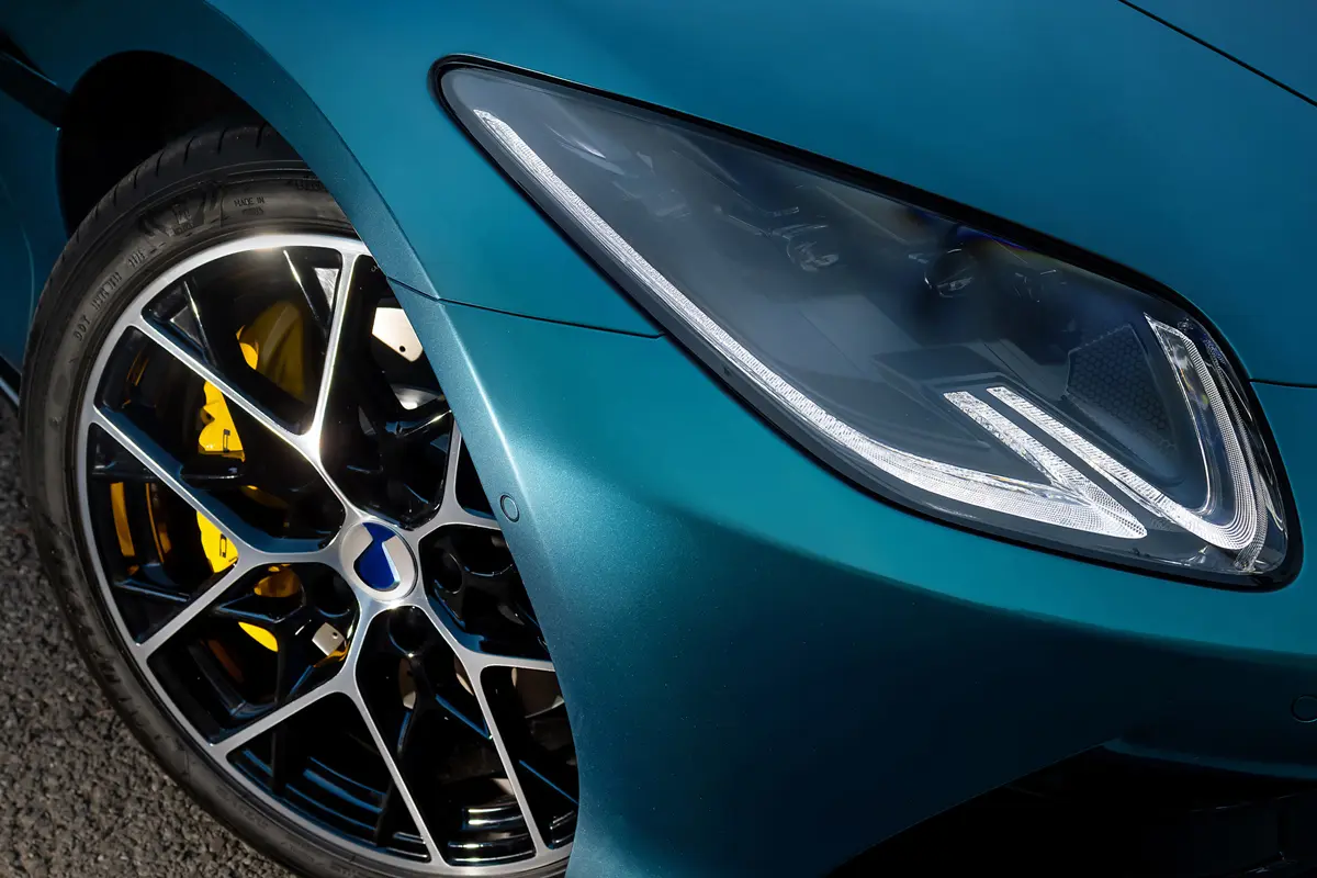 BYDの高級ブランド、デンツァ「Z（グリーン）」のヘッドライト