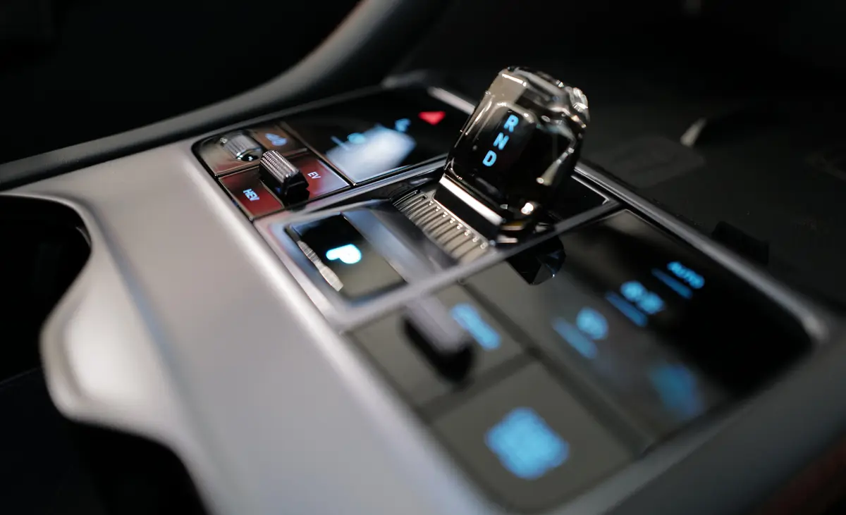 BYD SEALION 6のインテリア〜シフトスイッチ