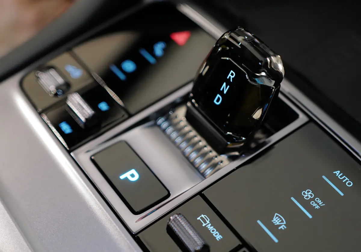BYD SEALION 6のインテリア〜シフトスイッチ