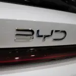 BYD SEALION 6のエクステリア〜リアのエンブレム