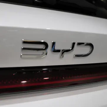 BYD SEALION 6のエクステリア〜リアのエンブレム