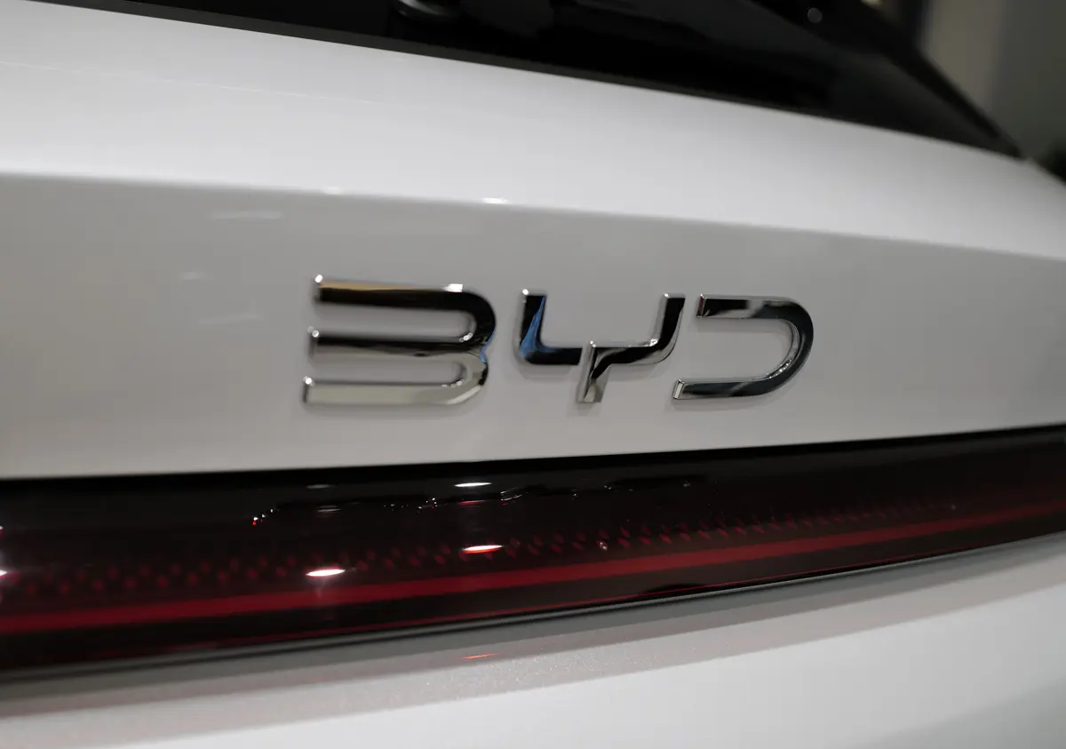 BYD SEALION 6のエクステリア〜リアのエンブレム