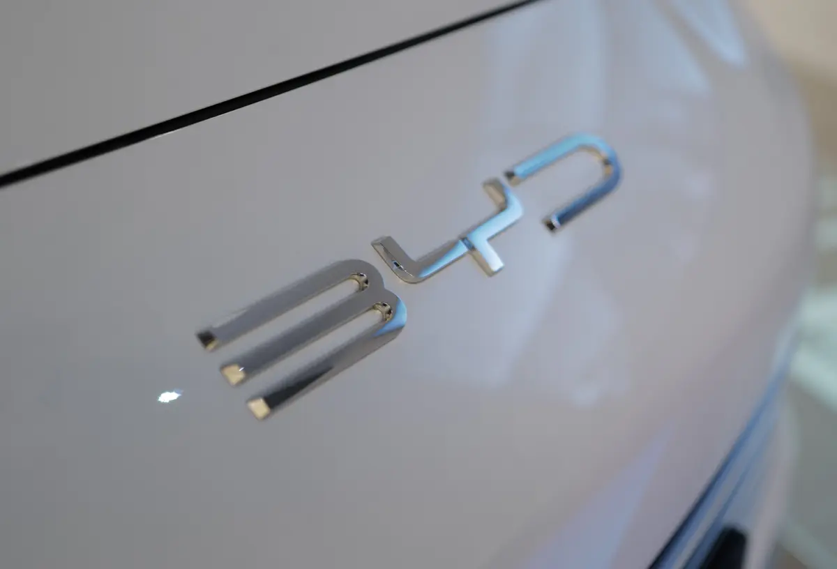 BYD SEALION 6のフロントとエンブレム