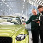 ベントレーが導入した、EVファクトリー専用「カーボンファイバー混入ユニフォーム」を着用する従業員