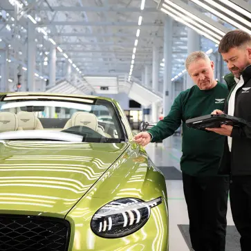 ベントレーが導入した、EVファクトリー専用「カーボンファイバー混入ユニフォーム」を着用する従業員