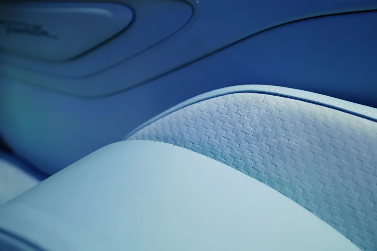 ブガッティ・トゥールビヨンのシート（ブルー）