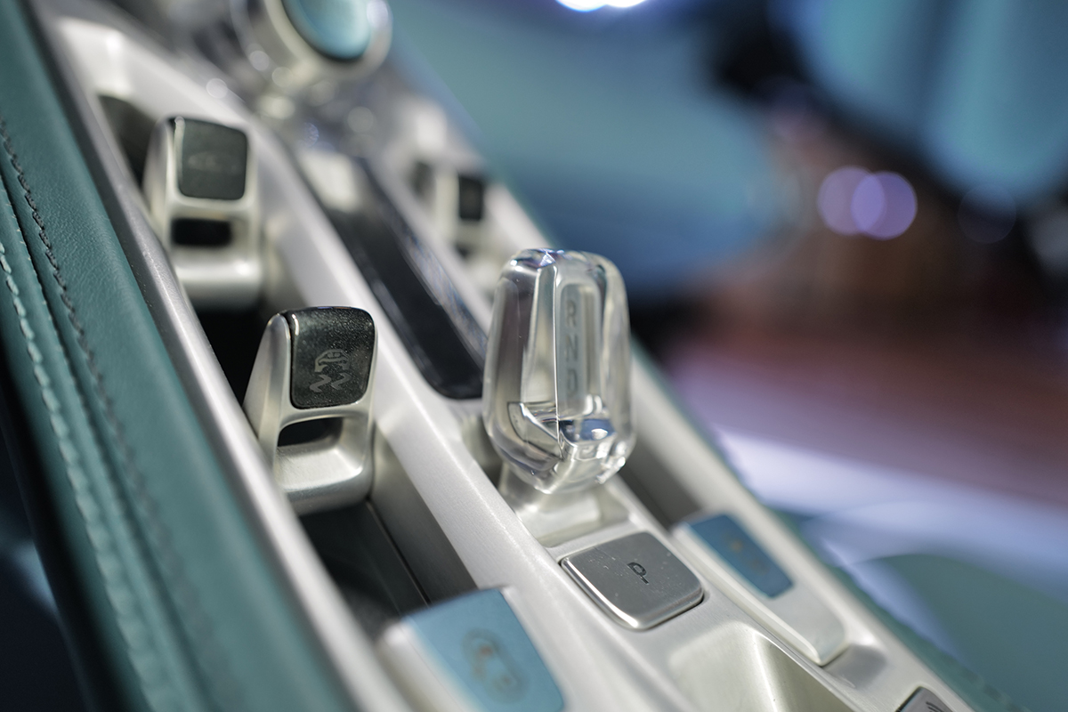 ブガッティ・トゥールビヨンのインテリア～センターコンソールのスイッチ