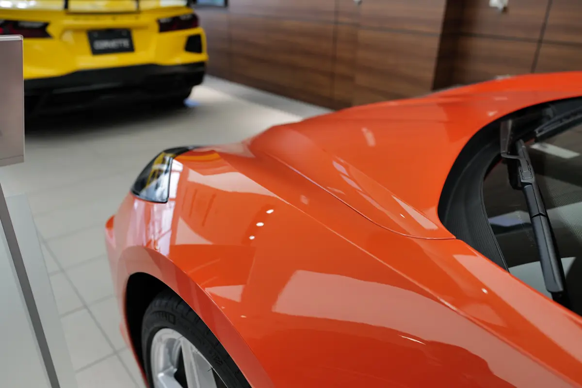 シボレー・コルベット（C8）のエクステリア　（オレンジ、静止、フロント）