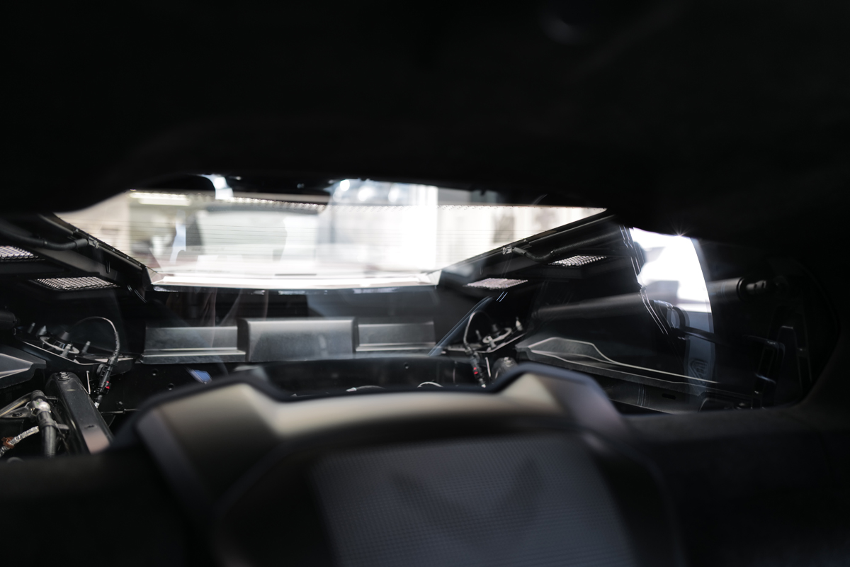 シボレー・コルベット（C8）のインテリア（室内からみたエンジンベイ）