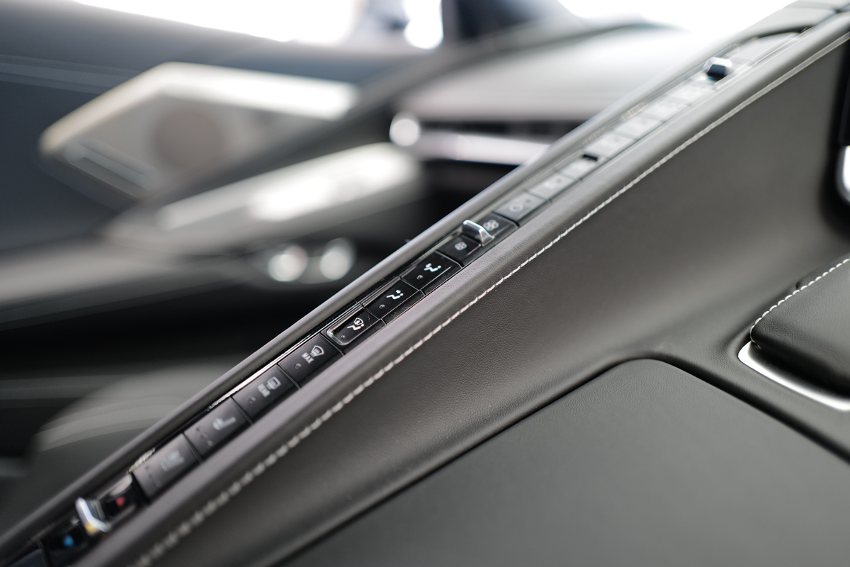 シボレー・コルベット（C8）の　インテリア（センターコンソールのスイッチ）