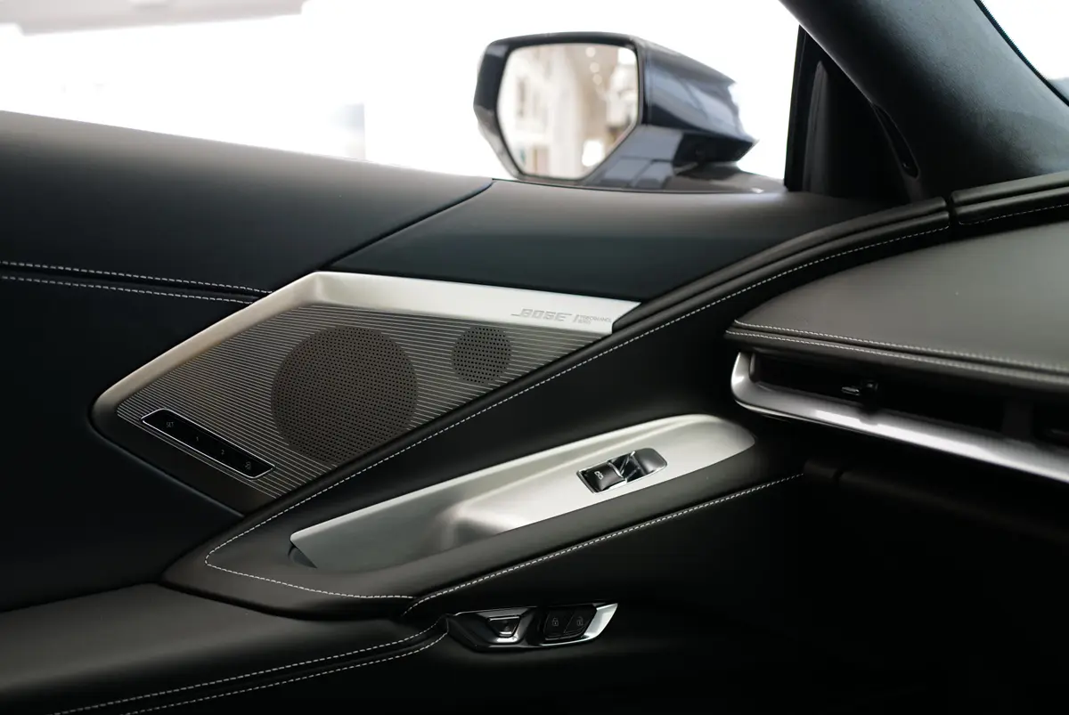 シボレー・コルベット（C8）の　インテリア（ドアパネル）