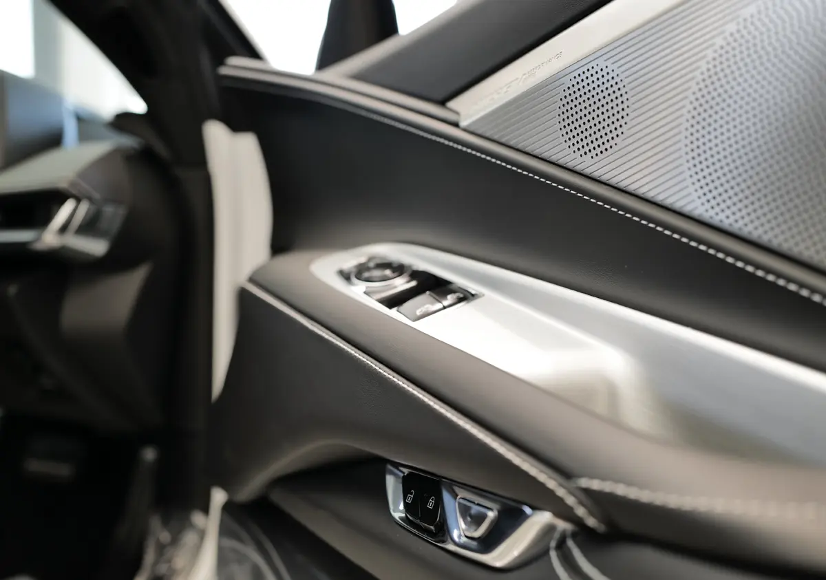 シボレー・コルベット（C8）のインテリア（オドアインナーペネルのスイッチ）