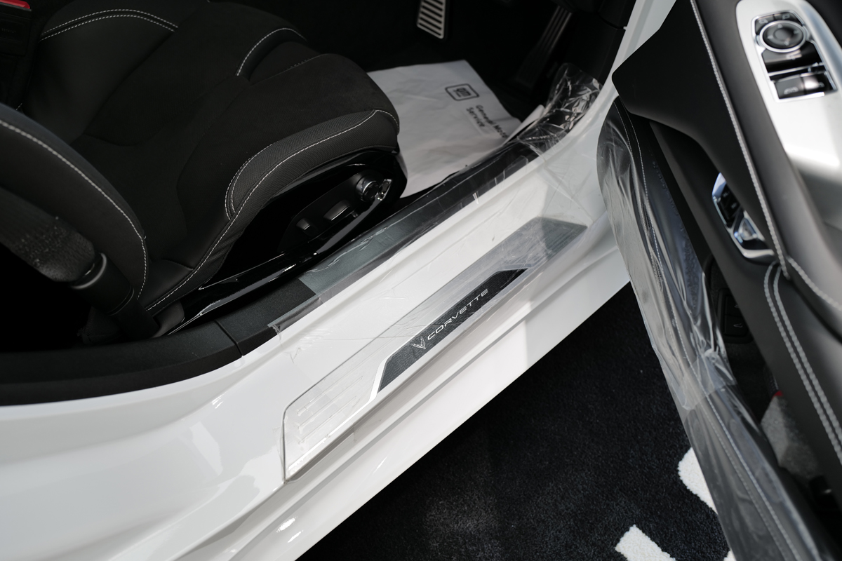 シボレー・コルベット（C8）の　インテリア（サイドシル）
