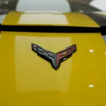 シボレー・コルベット（C8）のエクステリア　（イエロー、エンブレム）