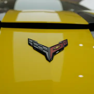シボレー・コルベット（C8）のエクステリア　（イエロー、エンブレム）