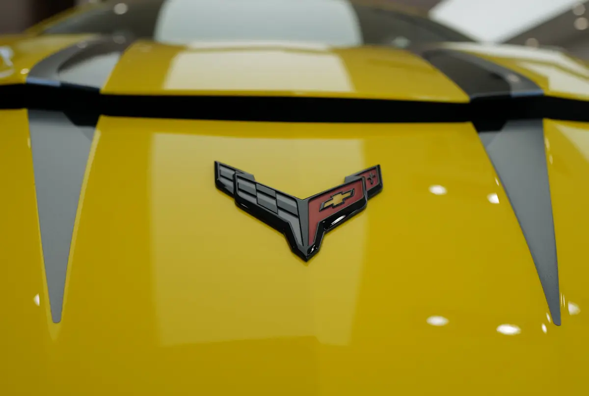 シボレー・コルベット（C8）のエクステリア　（イエロー、エンブレム）