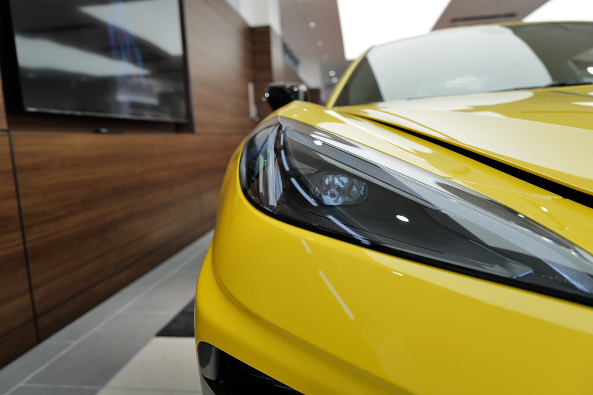 シボレー・コルベット（C8）のエクステリア　（イエロー、ヘッドライト）