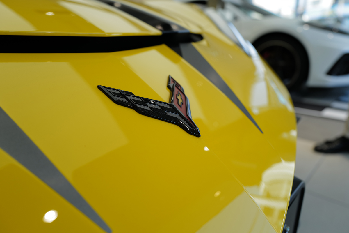 シボレー・コルベット（C8）のエクステリア　（イエロー、静止、フロント）