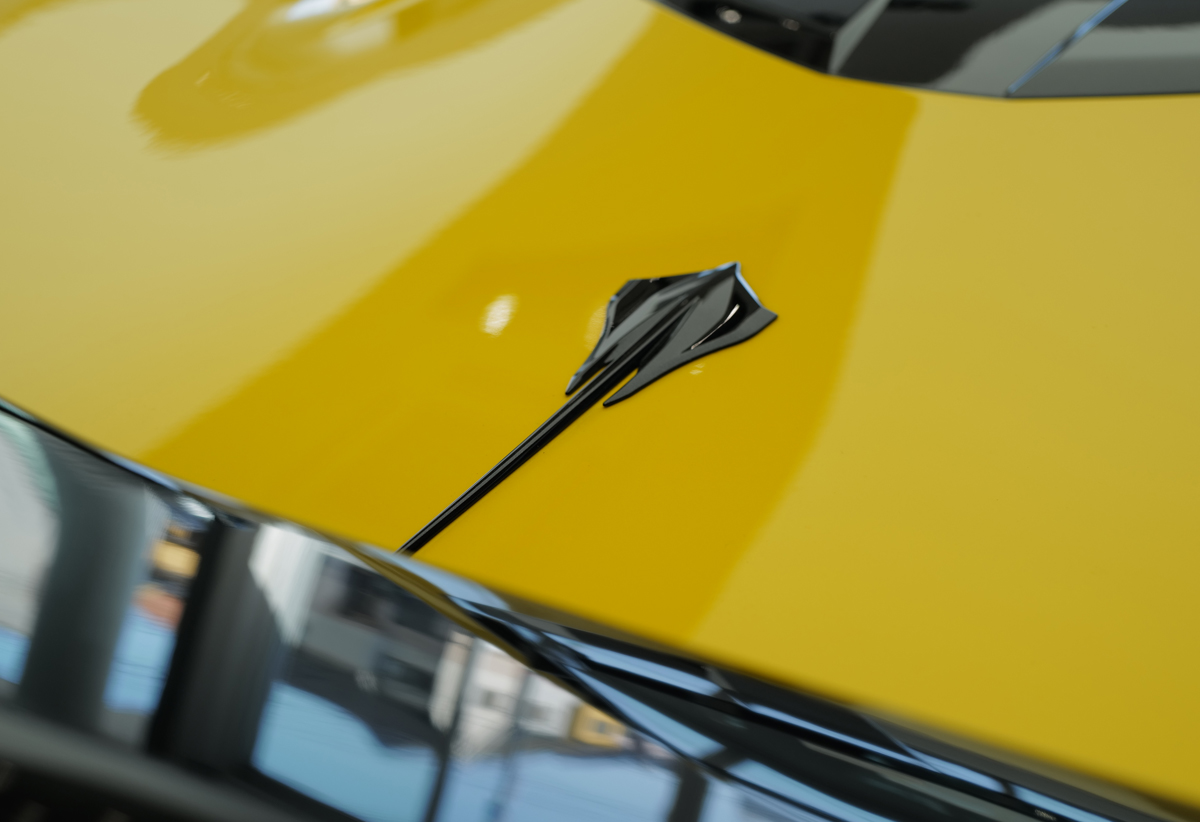 シボレー・コルベット（C8）のエクステリア　（イエロー、静止、リア）