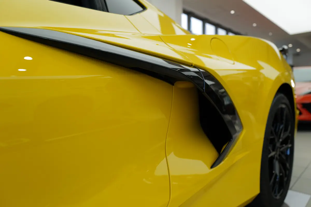 シボレー・コルベット（C8）のエクステリア　（イエロー、静止、サイド）