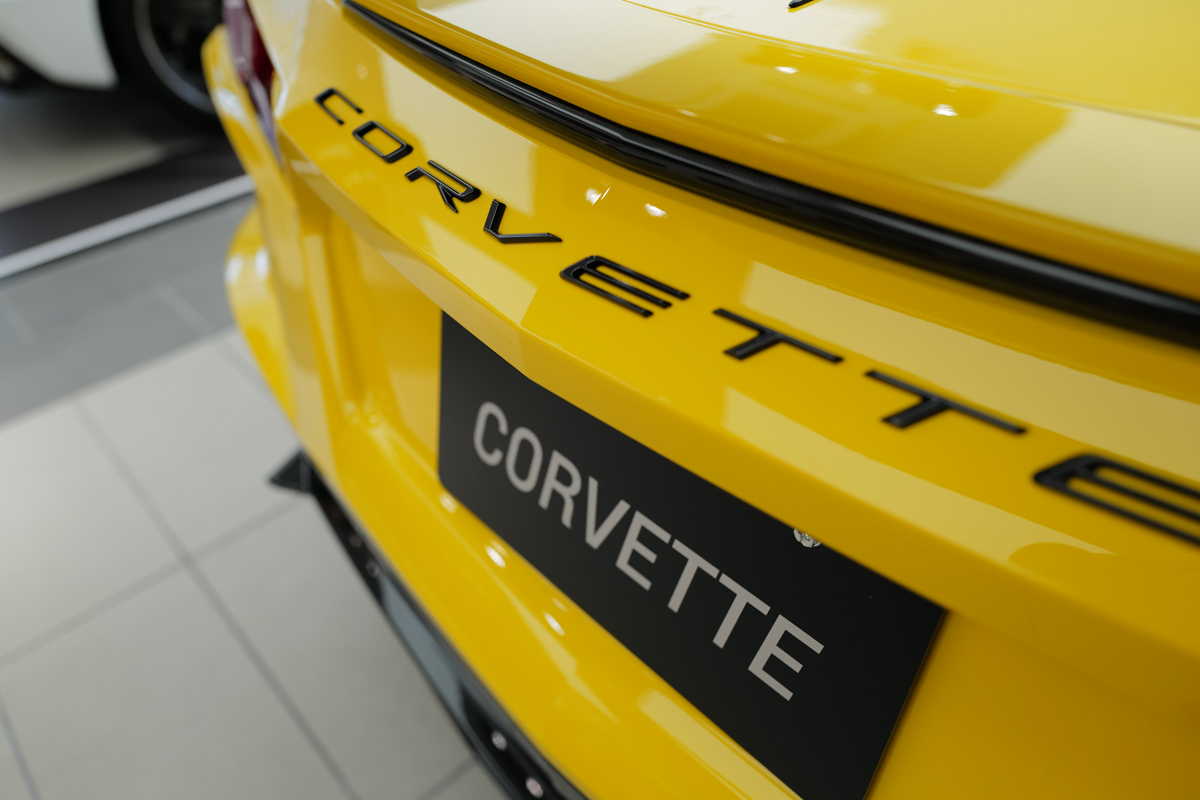 シボレー・コルベット（C8）のエクステリア　（イエロー、静止、リア）