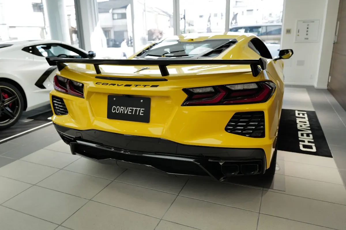 シボレー・コルベット（C8）のエクステリア　（イエロー、静止、リア）