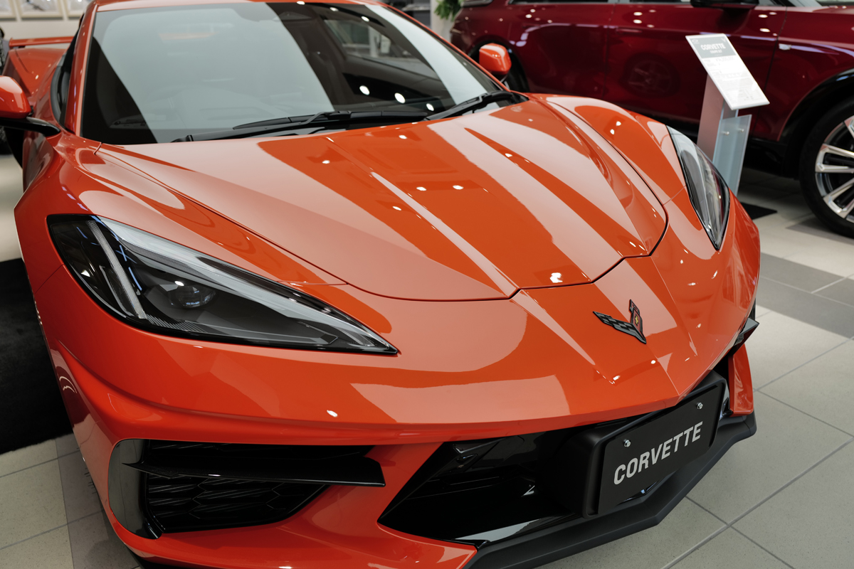 シボレー・コルベット（C8）のエクステリア　（オレンジ、静止、フロント）