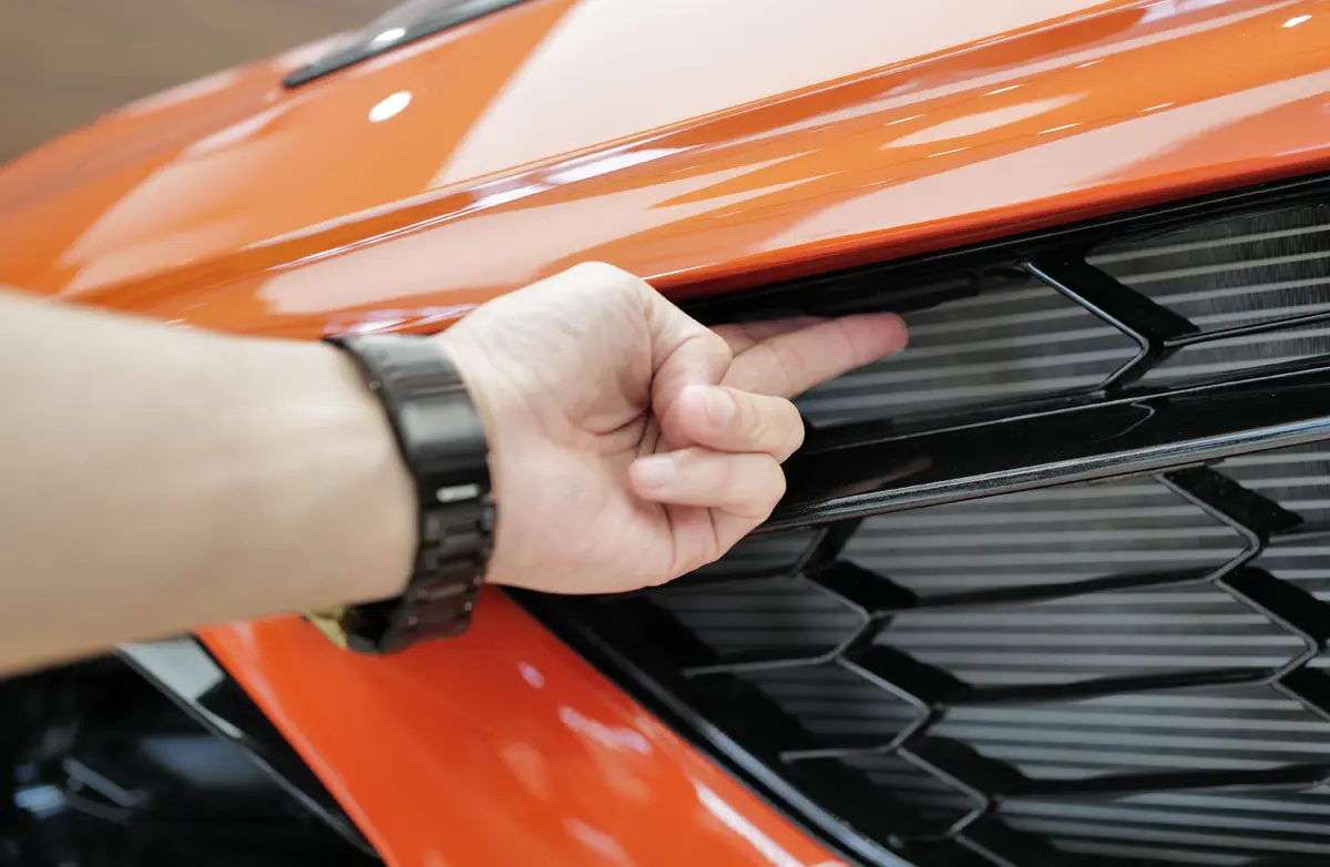 シボレー・コルベット（C8）のエクステリア　（オレンジ、静止、トランクオープナー）