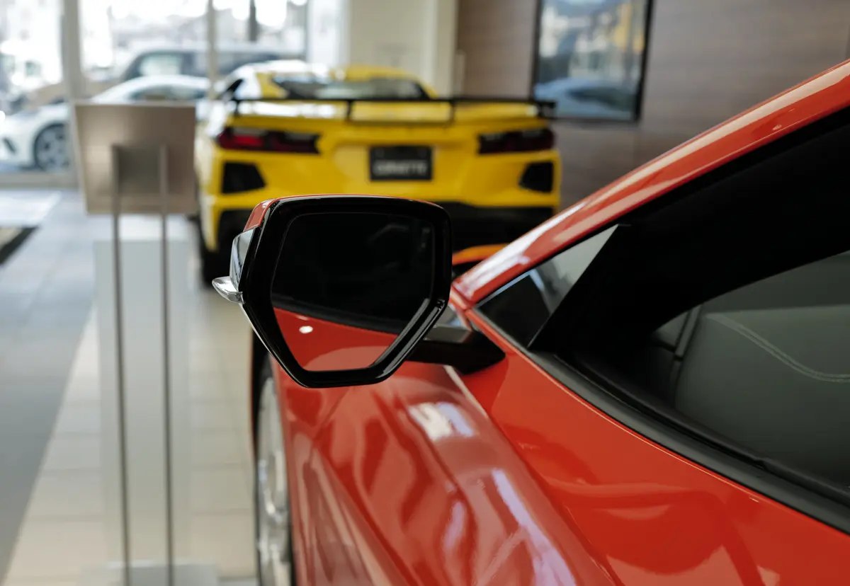 シボレー・コルベット（C8）のエクステリア　（オレンジ、静止、ドアミラー）