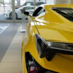 シボレー・コルベット（C8）のエクステリア（イエロー、静止、リアウイング）