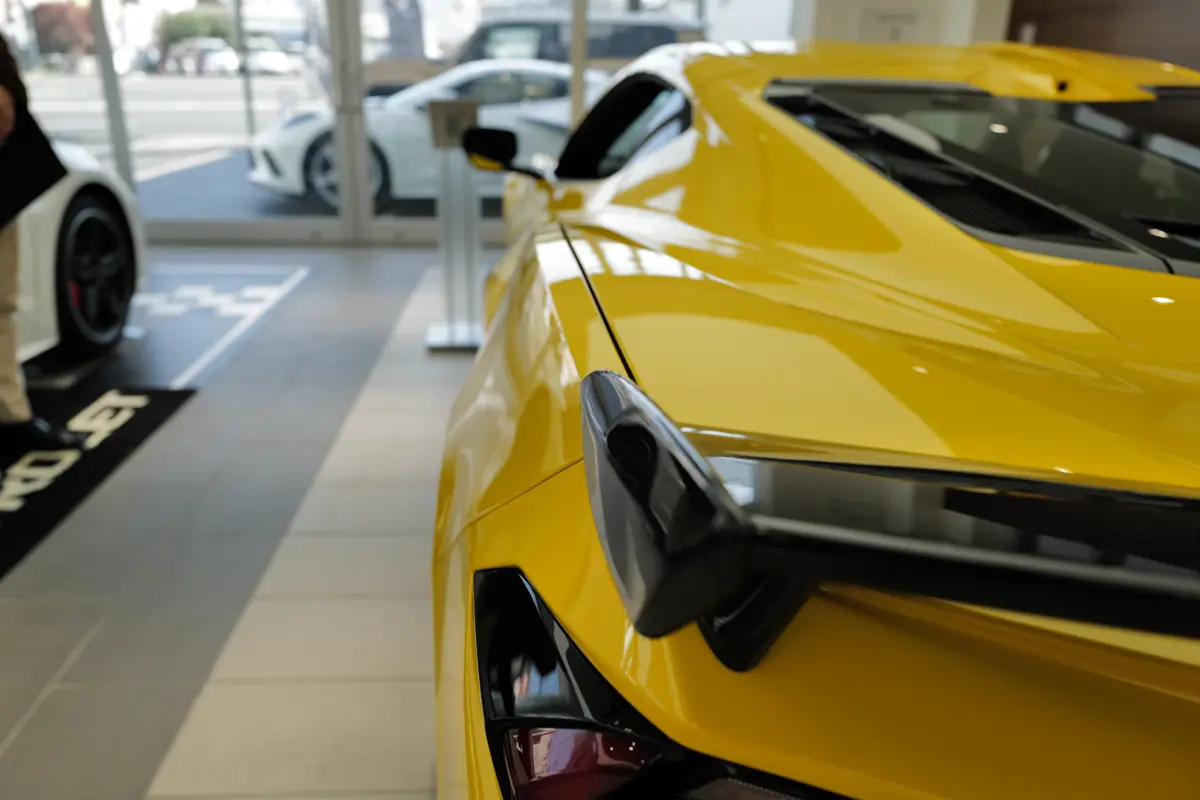 シボレー・コルベット（C8）のエクステリア（イエロー、静止、リアウイング）