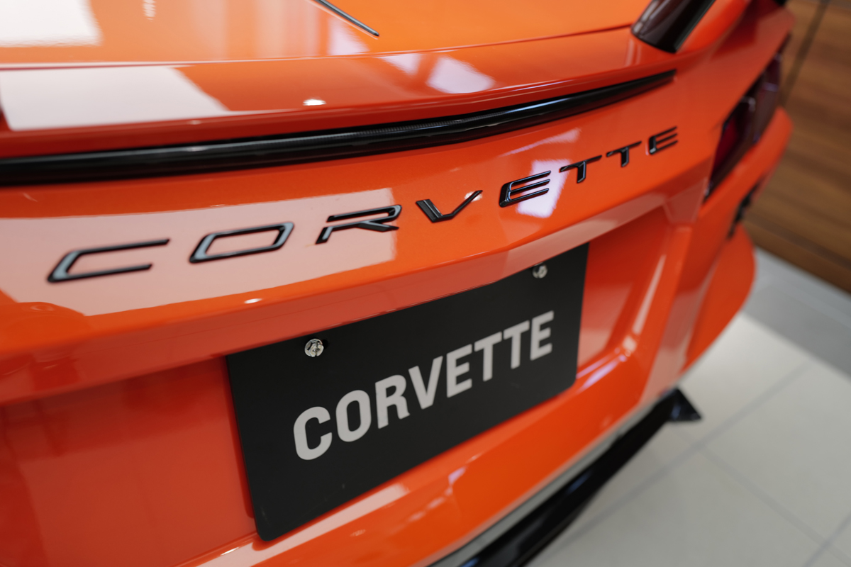 シボレー・コルベット（C8）のエクステリア　（オレンジ、静止、リア）