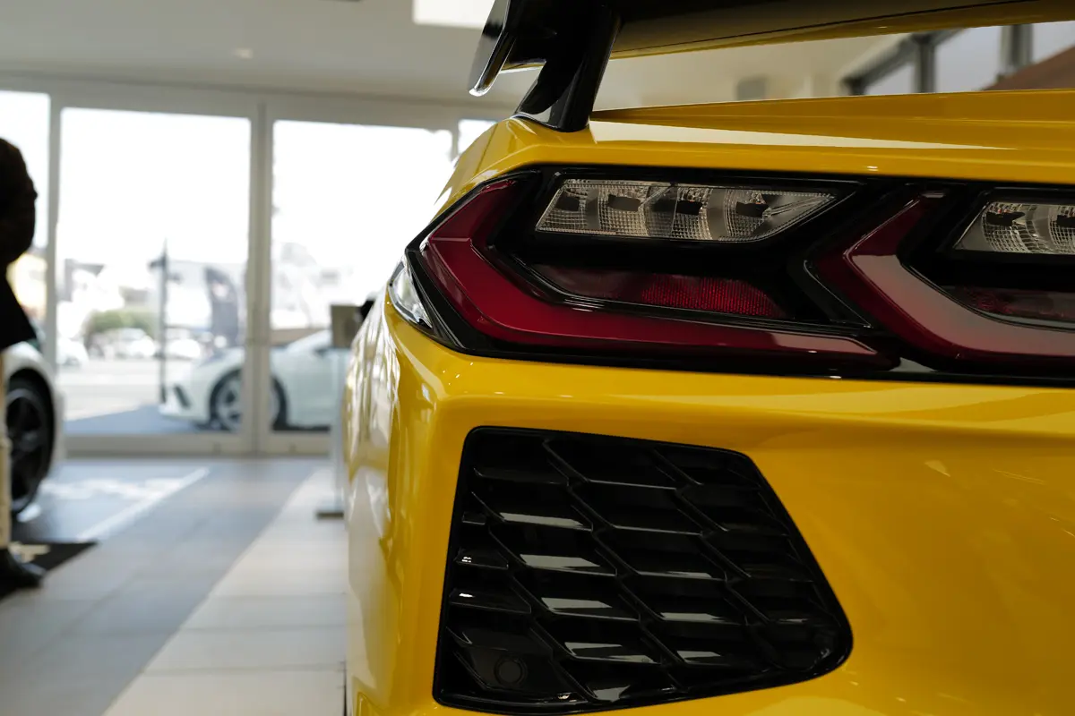 シボレー・コルベット（C8）のエクステリア　（イエロー、静止、テールランプ）