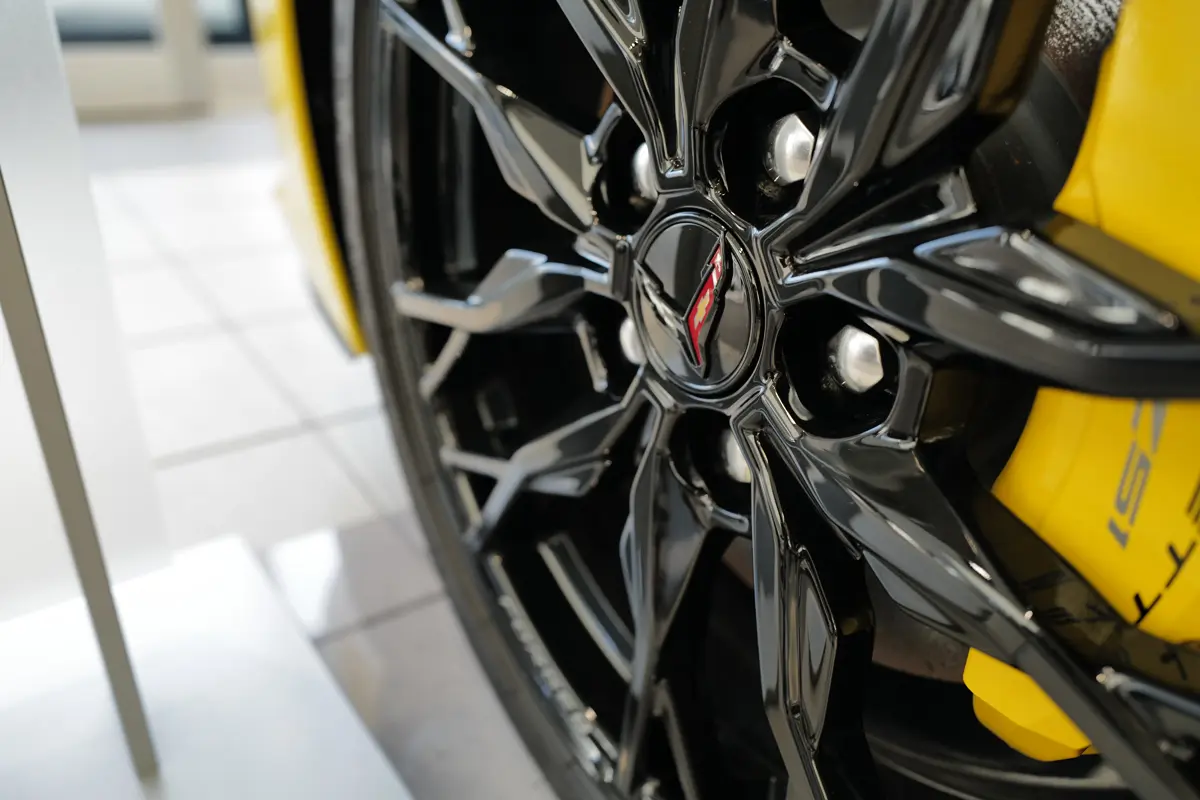 シボレー・コルベット（C8）のエクステリア　（イエロー、静止、・ブラックのホイール）