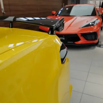 シボレー・コルベット（C8）のエクステリア　（イエロー、静止、リア）